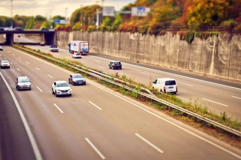 highway, automobile, traffic-1767107.jpg