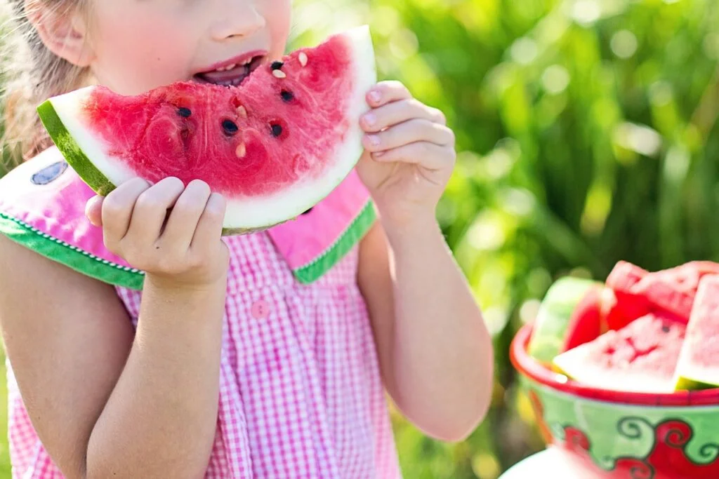 girl, nature, eating-846357.jpg